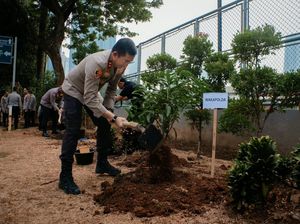 Polda Metro Tanam Pohon, Hadirkan Ruang Terbuka Hijau Lewat Green Policing