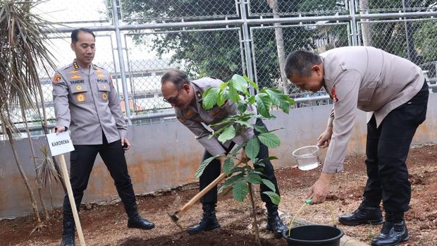 Polda Metro Jaya menanam pohon mewujudkan kepedulian terhadap lingkungan, Jumat (23/10/2026).