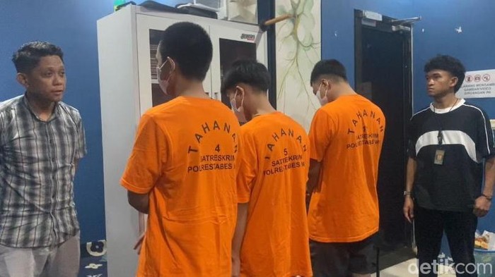 Polisi menangkap tiga pria berinisial NT (27), SS (30), dan T (21) di Kota Makassar, Sulawesi Selatan (Sulsel) karena mempromosikan situs judi online.
