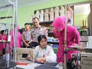 Perdana, Kapolrestro Bekasi Kota Tinjau Praktik Jahit Poliran di SMKN 1