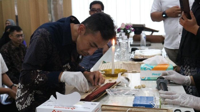 Praktik cara merawat naskah kuno