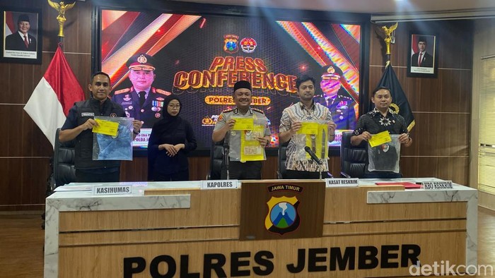 Press release penangkapan 2 pelaku perampokan toko emas di Jember