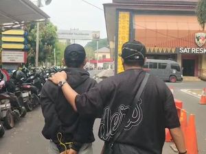 Pria Paruh Baya di Palembang Ditangkap Polisi karena Kedapatan Bawa Golok