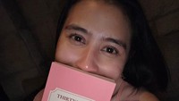 3. Thirty Tales for Your Thirtieth. 📖 A BOOK. A WHOLE BOOK THAT HE WROTE HIMSELF FOR ME!, ungkapnya. Foto: dok instagram Prilly Latuconsina