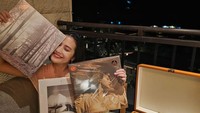 2. Taylor Swift vinyls and a turntable! Aku sudah lama pengen punya turntable dan koleksi vinyl Taylor Swift, tapi selalu tertunda untuk beli. Ternyata, tanpa aku sadari, dia ingat keinginan kecil yang bahkan aku sendiri sering lupa, jelasnya. Foto: dok instagram Prilly Latuconsina