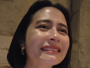 Prilly Latuconsina Nangis Lihat Kado dari Omara Esteghlal
