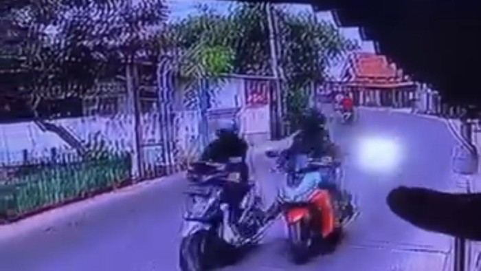 Rekaman CCTV yang memperlihatkan 2 terduga pelaku membawa motor korban