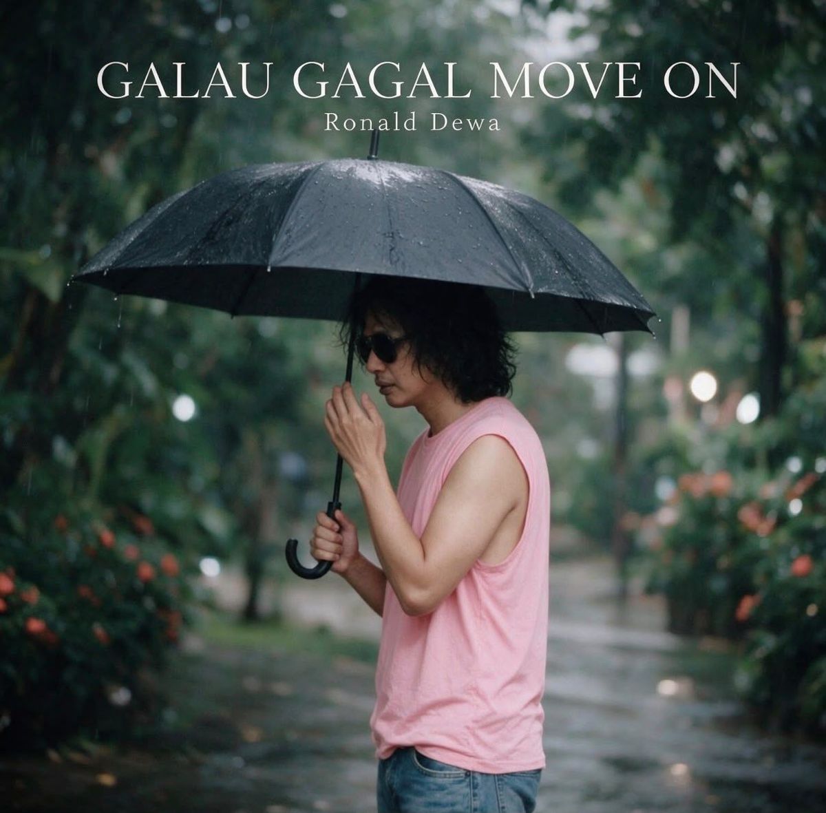 傘を差すRonald Dewaと、アルバム名『Galau Gagal Move On』を配した写真