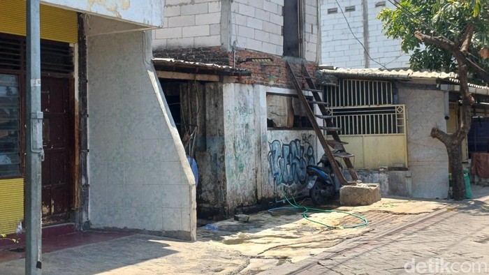 Rumah potong unggas disegel di Jl. Bratang Gede 6H, Surabaya.