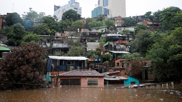 Rumah Warga di Paraguay Terendam Banjir hingga Nyaris Tak Terlihat