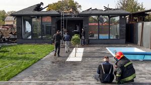 Rumah Warga Dnipro Porak-poranda Usai Serangan Rusia
