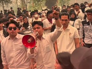 2 Kelompok Massa dengan Tuntutan Berbeda Demo di Kantor Gubernur Kalteng