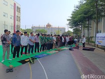 UMSURA Gelar Salat Istisqa, Berharap Hujan Redakan Panas-Karhutla