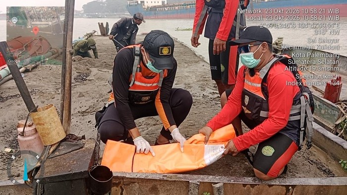 Satpolairud Polrestabes Palembang mengevakuasi janin yang ditemukan mengapung di Sungai Musi