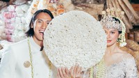Gede banget ya kerupuknya. Foto: dok instagram Sean Gelael dengan Hana Malasan