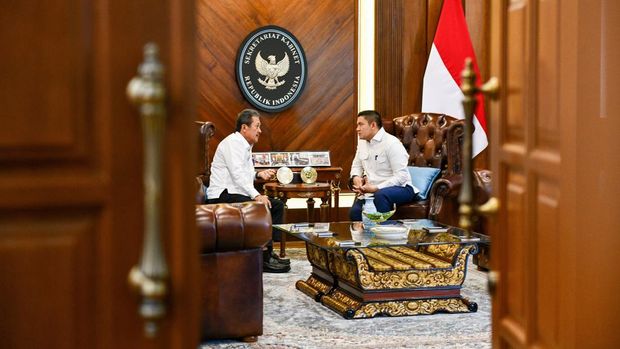 Sekretaris Kabinet Teddy Indra Wijaya menerima kunjungan Menteri Kelautan dan Perikanan Sakti Wahyu Trenggono di Kantor Sekretariat Kabinet, Jakarta, Kamis (22/10/2026) malam. Sekretaris Kabinet Teddy Indra Wijaya menerima kunjungan Menteri Kelautan dan Perikanan Sakti Wahyu Trenggono di Kantor Sekretariat Kabinet, Jakarta, Kamis (22/10/2026) malam. (Instagram/sekretariat.kabinet)