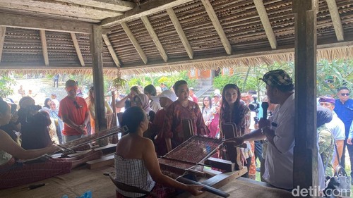 Selvi Ananda Gibran Rakabuming saat melihat proses pembuatan kain tenun gringsing di Desa Adat Tenganan Pegringsingan, Karangasem, Jumat (23/10/2026).