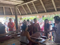 Selvi Ananda Soroti Regenerasi Penenun Kain Gringsing di Bali