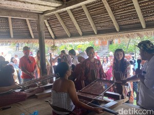 Selvi Ananda Soroti Regenerasi Penenun Kain Gringsing di Bali