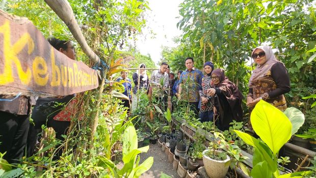 Senator dan Sekrjen DPD RI Komjen Mohammad Iqbal melakukan verifikasi lapangan secara langsung terhadap kandidat 3 besar DPD RI Awards 2026 di Lamongan, Jawa Timur, ialah Endang Dzunuraini, pendiri Sanggar Mbah Guru.