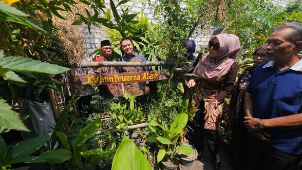 Senator dan Sekrjen DPD RI Komjen Mohammad Iqbal melakukan verifikasi lapangan secara langsung terhadap kandidat 3 besar DPD RI Awards 2026 di Lamongan, Jawa Timur, ialah Endang Dzunuraini, pendiri Sanggar Mbah Guru.