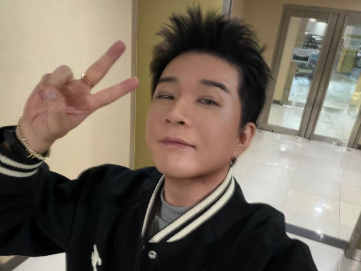 Instagramに公開されたシンドンの自撮り写真。黒い上着を着てVサインを見せる