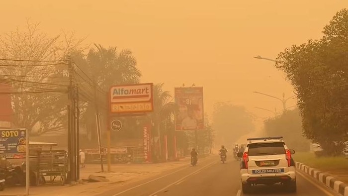 Suasana di Jalan Karet, Palangka Raya, Kalimantan Tengah memperlihatkan langit tampak menguning dengan kabut asap tebal yang membatasi kejernihan udara. (Istimewa)