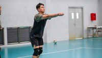 Surya Insomnia menjelaskan olahraganya saat ini cuma golf dan gym. Senin golf. Selasa, Kamis, Sabtu gue gym di rumah punya PT (personal trainer), tuturnya. (Foto: dok Instagram suryainsomnia)