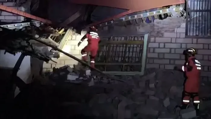 Tangkapan layar dari rekaman CCTV+ yang dirilis pada 23 Oktober 2026 memperlihatkan tim penyelamat mencari korban di antara reruntuhan dengan bantuan senter setelah gempa berkekuatan magnitudo 7,0 mengguncang Nagqu, Daerah Otonom Xizang (Tibet), China. (CCTV+/VCG)
