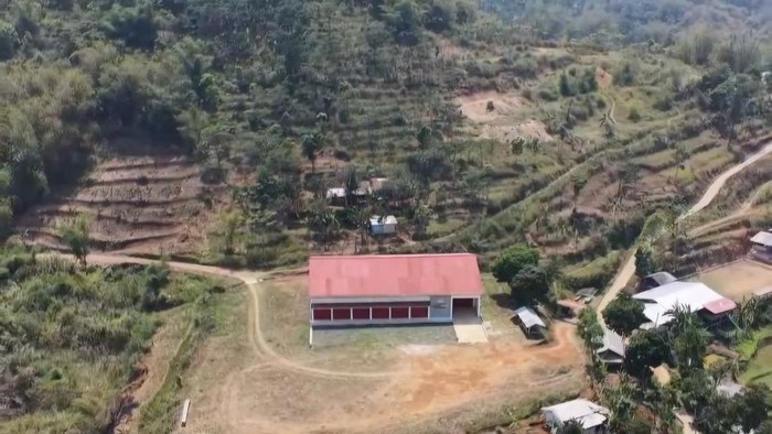 Tangkapan layar KDKMP di KBB berdiri di atas bukti dikeliling hutan