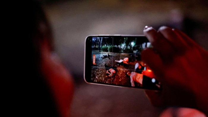 Terror Zombie Cengkeram Penumpang Bus Wisata di Seoul