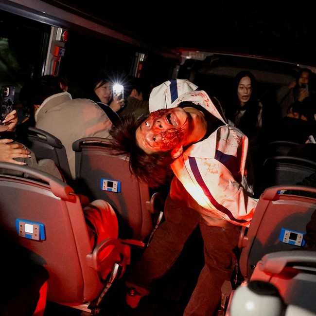 Terror Zombie Cengkeram Penumpang Bus Wisata di Seoul