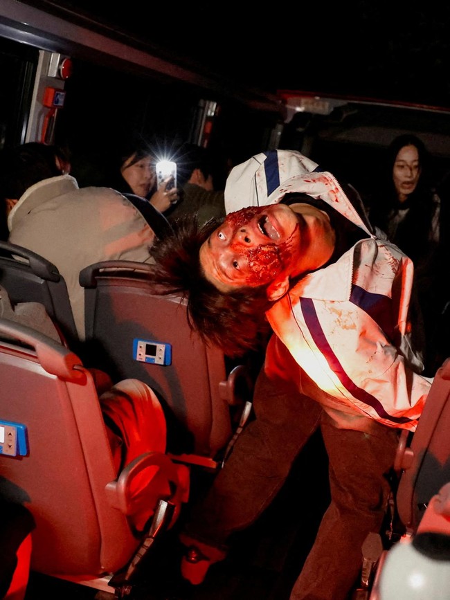 Terror Zombie Cengkeram Penumpang Bus Wisata di Seoul