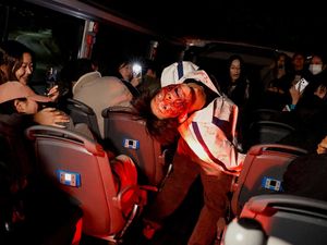 Terror Zombie Cengkeram Penumpang Bus Wisata di Seoul