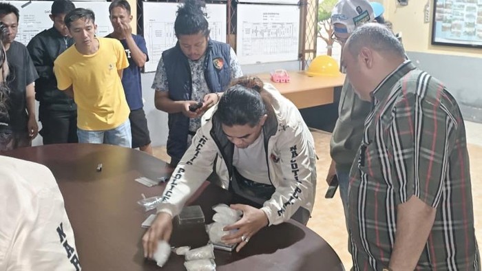 Tersangka dan barang bukti saat digerebek polisi.