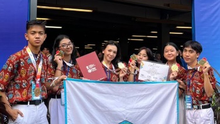 Tim peneliti inovasi filter air gambut PURE-PEAT dari SMAN 3 Palangka Raya.