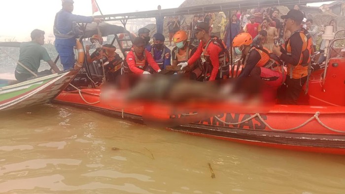 Tim SAR Gabungan mengevakuasi jenazah lansia yang terjun ke Sungai Musi