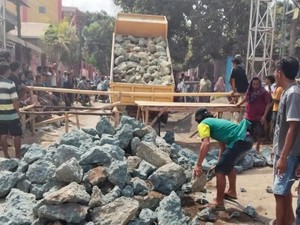 Warga Blokir Jalan Perbatasan Desa di Bima hingga Lalin Lumpuh