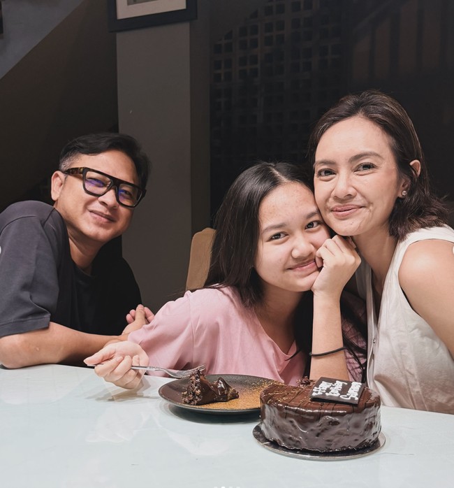 Putri semata wayang Masayu Anastasia dan mantan suaminya Lembu, Samara, baru saja berulang tahun yang ke-17. Meski sudah bercerai, Masayu dan Lembu tetap kompak merayakan ulang tahun putri semata wayang mereka bersama. Foto: Instagram/@masayuanastasia