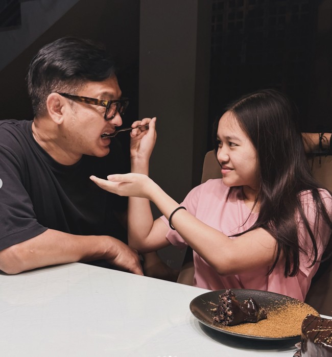 Momen hangat perayaan ulang tahun tersebut dibagikan ke Instagram. Perayaannya tampak sederhana di rumah namun begitu berkesan karena kehadiran kedua orangtua Samara. Foto: Instagram/@masayuanastasia