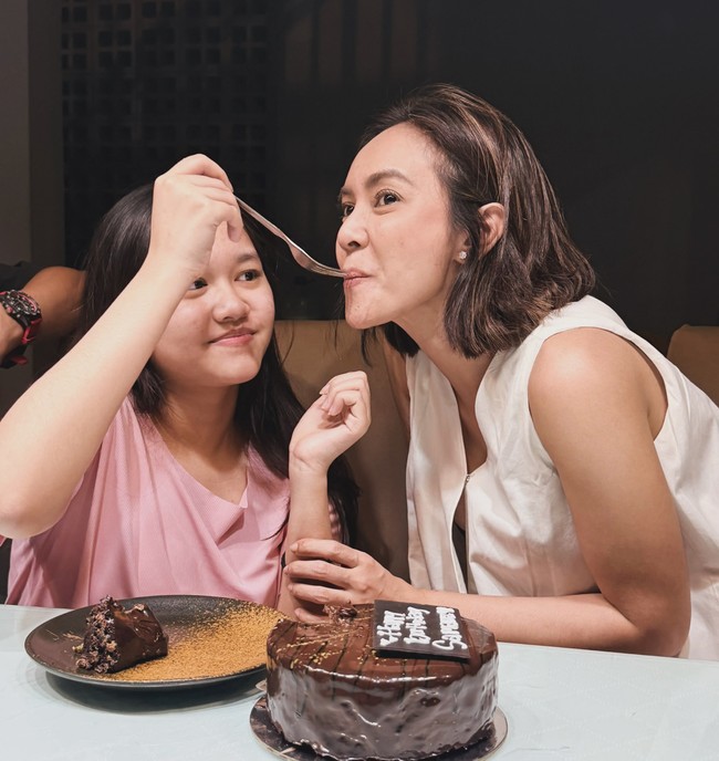 Sudah semakin besar, Samara terlihat bak bestie dengan sang mama. Masayu sendiri tampak memilih tampil santai kenakan busana putih tanpa lenan. Rambut pendeknya juga dibiarkan terurai natural. Foto: Instagram/@masayuanastasia