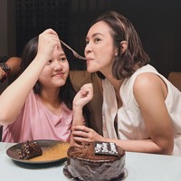 Sudah semakin besar, Samara terlihat bak bestie dengan sang mama. Masayu sendiri tampak memilih tampil santai kenakan busana putih tanpa lenan. Rambut pendeknya juga dibiarkan terurai natural. Foto: Instagram/@masayuanastasia