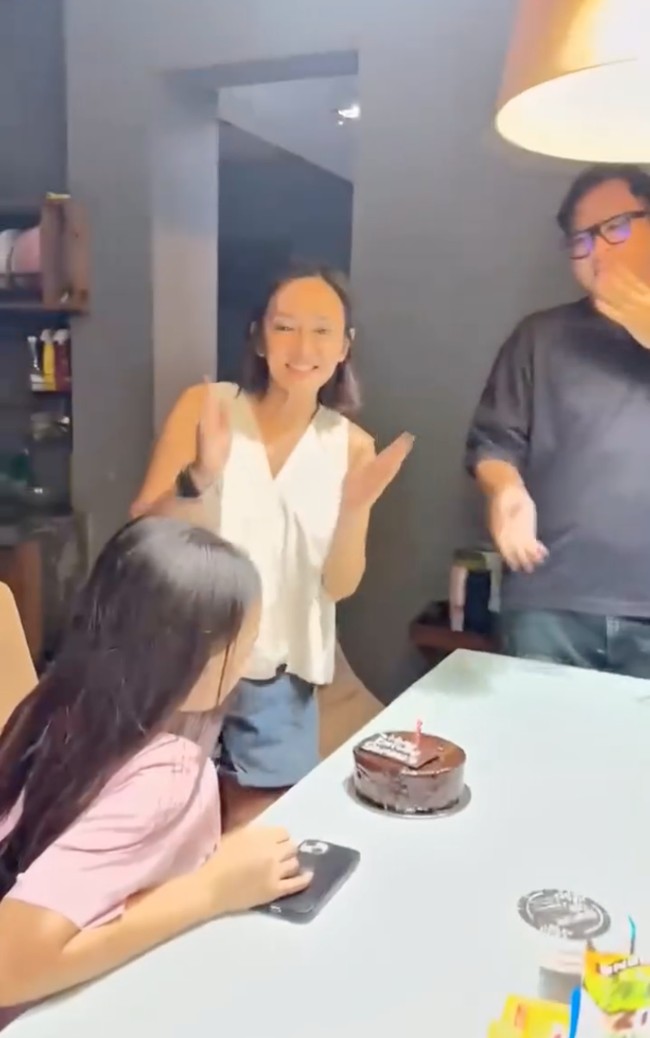 Masayu dan Lembu juga kompak menyanyikan lagu ulang tahun untuk sang putri. Meski sudah 10 tahun bercerai, namun keduanya tampaknya masih kompak dalam hal membesarkan putrinya. Foto: Instagram/@masayuanastasia