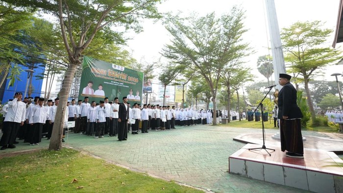 Upacara Hari Santri 2026 di Balai Kota Makassar.