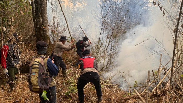 Upaya pemadaman kebakaran di lereng Gunung Arjuno