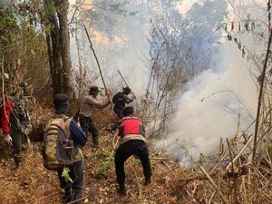 Karhutla Gunung Arjuno Malang-Kota Batu Sisakan 16 Titik Api