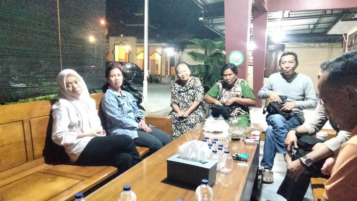 Upaya perdamaian pasca-kecelakaan melibatkan Anggota TNI yang sempat kabur hingga mobilnya dirusak warga.