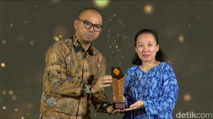 CEO Waxinda Group Indonesia Chen Riling diwakili oleh Vice General Manager Sales & Marketing Waxinda Group Indonesia, Miss Nancy menerima penghargaan detikJateng-Jogja Awards 2026 dari Wakil Pemimpin Redaksi detikcom, Fajar Pratama di Nusantara Ballroom, KEK Industropolis Batang, Jumat (23/10/2026).