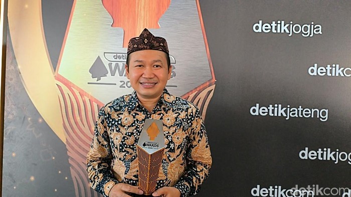 Wakil Rektor Riset Kerjasama Inovasi dan Komunikasi Publik Undip, Wijayanto, SIP, MSi, Ph.D usai menerima penghargaan di KEK Industropolis Batang, Jumat (23/10/2026).