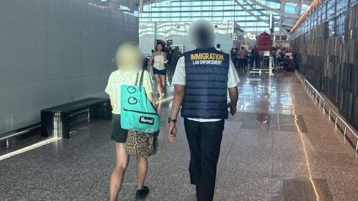 WN Ceko inisial NKH (46) dideportasi Kantor Imigrasi Kelas II TPI Buleleng melalui Bandara Internasional I Gusti Ngurah Rai, Jumat (16/10/2026). (Dok. Imigrasi Buleleng)